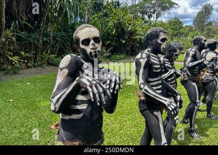 Gli Skeleton Men della tribù Omo Bugamo della Papua nuova Guinea dipingono i loro corpi con vernice bianca e nera che emula lo scheletro umano, Chimbu Prov Foto Stock