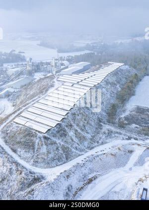 Edifici industriali e colline innevate viste dall'alto, Nagold, Foresta Nera, Germania, Europa Foto Stock