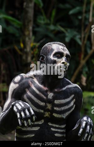 Gli Skeleton Men della tribù Omo Bugamo della Papua nuova Guinea dipingono i loro corpi con vernice bianca e nera che emula lo scheletro umano, Chimbu Prov Foto Stock