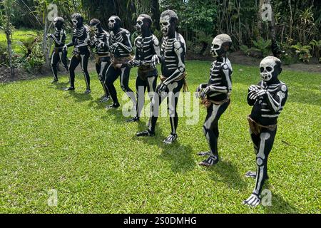 Gli Skeleton Men della tribù Omo Bugamo della Papua nuova Guinea dipingono i loro corpi con vernice bianca e nera che emula lo scheletro umano, Chimbu Prov Foto Stock