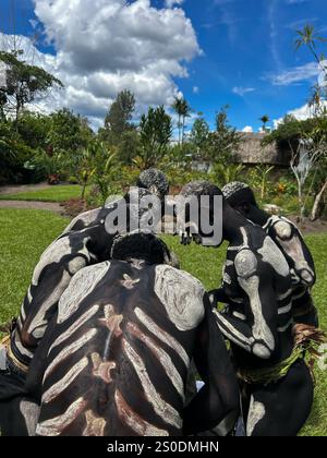 Gli Skeleton Men della tribù Omo Bugamo della Papua nuova Guinea dipingono i loro corpi con vernice bianca e nera che emula lo scheletro umano, Chimbu Prov Foto Stock