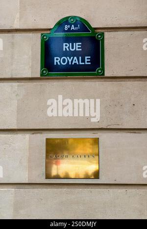 Rue Royale, nell'8° arrondisement, insegna con una piccola targa di ottone che dice Ralph Lauren a Parigi, Francia Foto Stock