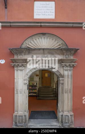 Portale dell'ex sede del re Gustav Adolf, 1632, oggi biblioteca, Dinkelsbuehl, Baviera, Germania, Europa Foto Stock