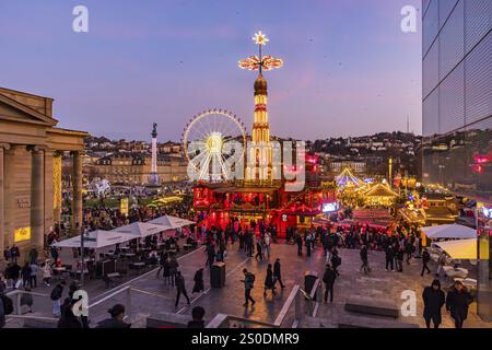 Mercatino di Natale di Stoccarda all'ora blu. Piramide di Natale su Schlossplatz di fronte al Palazzo nuovo con ruota panoramica. L'evento tradizionale Foto Stock