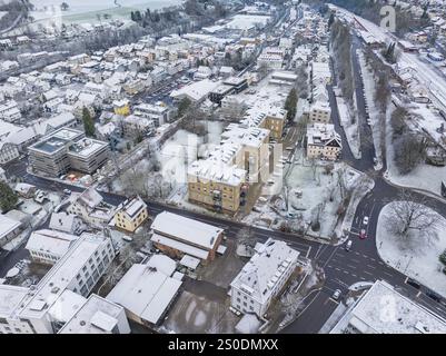 Vista aerea di una città innevata con diversi edifici residenziali e strade, Nagold, Foresta Nera, Germania, Europa Foto Stock