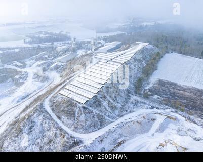 Edifici industriali e colline innevate viste dall'alto, Nagold, Foresta Nera, Germania, Europa Foto Stock