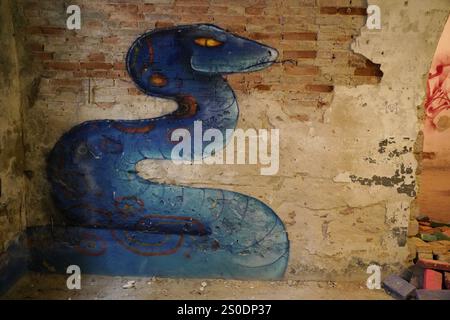 MAUSA VAUBAN, Museo di Arte Urbana e Arte di strada, Fortezza Neuf-Brisach, Francia, Europa, Un grande dipinto di serpente in blu con occhi gialli dipinto su una Foto Stock