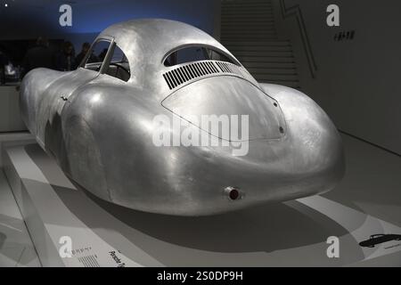 Porsche Type 64, costruita nel 1939, modello retro argento Porsche con linee curve e design elegante, esposizione, New Porsche Museum 2009, Stoccarda, Foto Stock