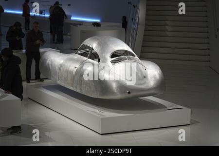 Porsche Type 64, costruita nel 1939, la storica Porsche Silver con design aerodinamico galleggia nella mostra, Exhibition, Neues Porschemuseum 2009, Stoccarda Foto Stock