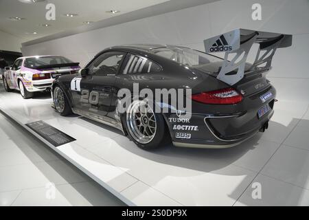 Porsche 911 GT3, Una Porsche da corsa nera in un ambiente espositivo con ala posteriore aerodinamica, New Porsche Museum 2009, Stoccarda, Baden-Wuertte Foto Stock