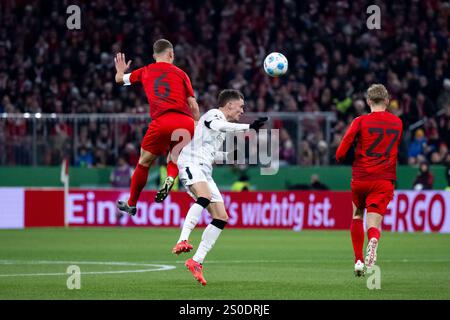 Joshua Kimmich (FC Bayern Muenchen, #06) im Zweikampf mit Florian Wirtz (Bayer Leverkusen, #10), daneben Konrad Laimer (FC Bayern Muenchen, #27), GER, FC Bayern Muenchen (FCB) vs Bayer 04 Leverkusen (B04), Fussball DFB Pokal, Achtel 2024 2025 03.12.2024 Foto Stock