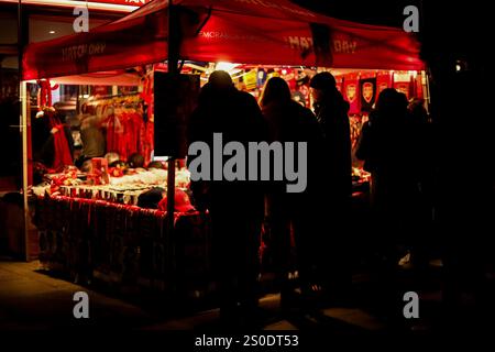 Londra, Regno Unito. 27 dicembre 2024. Una stalla che vende merce Arsenal in vista della partita di Premier League Arsenal vs Ipswich Town all'Emirates Stadium, Londra, Regno Unito, 27 dicembre 2024 (foto di Izzy Poles/News Images) a Londra, Regno Unito il 12/27/2024. (Foto di Izzy Poles/News Images/Sipa USA) credito: SIPA USA/Alamy Live News Foto Stock