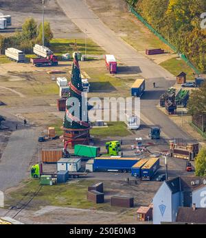 Vista aerea, costruzione del mercatino di Natale sul Cranger Kirmesplatz con grandi alberi di Natale alti 45 metri e capanne, Unser Fritz, Herne, zona della Ruhr, Foto Stock
