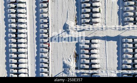 Vista aerea dall'alto verso il basso delle nuovissime vetture coperte di neve Foto Stock