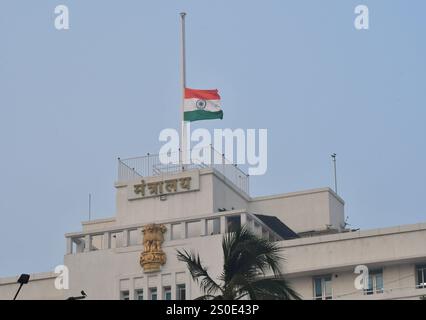 MUMBAI, INDIA - DICEMBRE 27: La bandiera nazionale indiana vola a mezz'asta sull'edificio Mantralaya come segno di rispetto per l'ex primo ministro indiano Manmohan Singh, il 27 dicembre 2024 a Mumbai, India. L'ex primo ministro indiano Manmohan Singh è morto all'età di 92 anni. Singh nacque il 26 settembre 1932, in un villaggio desolato nella provincia del Punjab dell'India indivisa. Singh è stato uno dei primi ministri indiani più longevi ed è stato considerato l'architetto delle riforme economiche chiave di liberalizzazione, come Premier dal 2004-2014 e prima ancora come ministro delle finanze. (Foto di Bhushan Koyande/Hindustan T Foto Stock