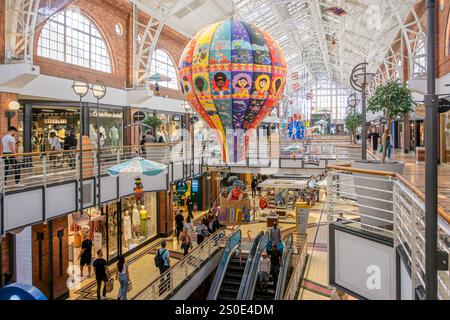 Grande e colorata decorazione natalizia esposta all'interno del centro commerciale Victoria Wharf presso il V&A Waterfront a città del Capo, Sud Africa, il 5 dicembre Foto Stock
