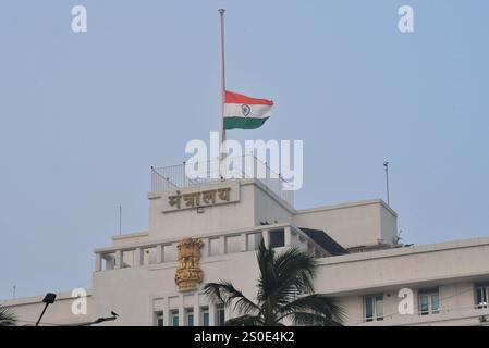 MUMBAI, INDIA - DICEMBRE 27: La bandiera nazionale indiana vola a mezz'asta sull'edificio Mantralaya come segno di rispetto per l'ex primo ministro indiano Manmohan Singh, il 27 dicembre 2024 a Mumbai, India. L'ex primo ministro indiano Manmohan Singh è morto all'età di 92 anni. Singh nacque il 26 settembre 1932, in un villaggio desolato nella provincia del Punjab dell'India indivisa. Singh è stato uno dei primi ministri indiani più longevi ed è stato considerato l'architetto delle riforme economiche chiave di liberalizzazione, come Premier dal 2004-2014 e prima ancora come ministro delle finanze. (Foto di Bhushan Koyande/Hindustan T Foto Stock