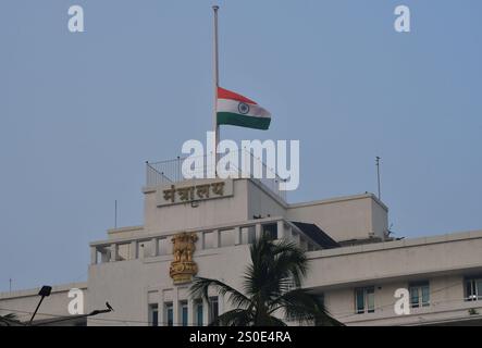 MUMBAI, INDIA - DICEMBRE 27: La bandiera nazionale indiana vola a mezz'asta sull'edificio Mantralaya come segno di rispetto per l'ex primo ministro indiano Manmohan Singh, il 27 dicembre 2024 a Mumbai, India. L'ex primo ministro indiano Manmohan Singh è morto all'età di 92 anni. Singh nacque il 26 settembre 1932, in un villaggio desolato nella provincia del Punjab dell'India indivisa. Singh è stato uno dei primi ministri indiani più longevi ed è stato considerato l'architetto delle riforme economiche chiave di liberalizzazione, come Premier dal 2004-2014 e prima ancora come ministro delle finanze. (Foto di Bhushan Koyande/Hindustan T Foto Stock