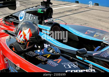 Milwaukee Wisconsin, USA - 16 agosto 2014: Prove e qualifiche della serie IndyCar Indy Lights, Milwaukee Mile. 24 Scott Anderson, casco e sponsor Foto Stock