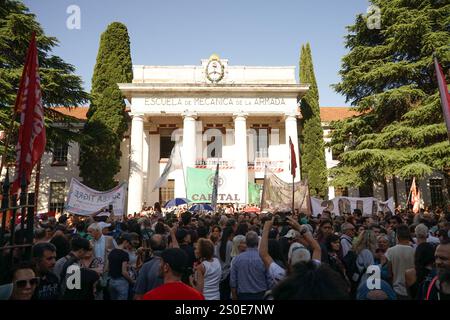 Buenos Aires, Argentina. 27 dicembre. 2024, il governo di Javier Milei continua a tagliare i budget. In questa occasione ha licenziato i lavoratori dal segretariato per i diritti umani e dalle sue dipendenze. Si sono riuniti nell'ex centro di tortura dell'ultima dittatura, l'ESMA, come protesta... Crediti di Guillermo Castro credito: Guillermo Castro/Alamy Live News Foto Stock