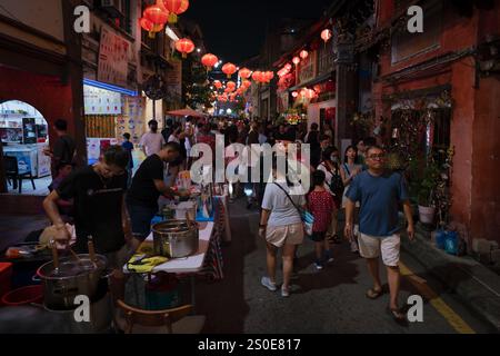 Georgetown, Penang, Malesia - 18 febbraio 2024: I visitatori camminano lungo le bancarelle di cibo in via Armenian per il Capodanno cinese Foto Stock