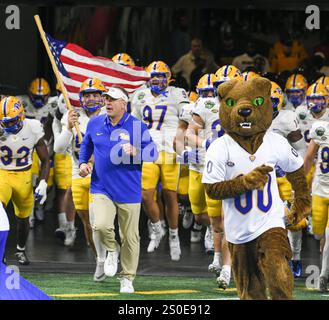 26 dicembre 2024: Il capo allenatore Pat Narduzzi conduce i Pittsburgh Panthers sul campo al Ford Field di Detroit, Michigan, giovedì pomeriggio per affrontare i Toledo Rockets nel GameAbove Sports Bowl. Seth Graves/CSM Foto Stock