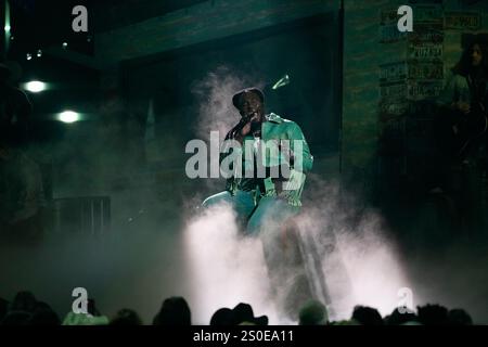 20 novembre 2024 - Nashville, Tennessee - Shaboozey. 58th Annual CMA Awards, la più grande serata di musica country, tenutasi presso Bridgestone Arena. (Credit Image: © Mickey Bernal/AdMedia via ZUMA Press Wire) SOLO PER USO EDITORIALE! Non per USO commerciale! Foto Stock