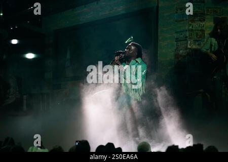 20 novembre 2024 - Nashville, Tennessee - Shaboozey. 58th Annual CMA Awards, la più grande serata di musica country, tenutasi presso Bridgestone Arena. (Credit Image: © Mickey Bernal/AdMedia via ZUMA Press Wire) SOLO PER USO EDITORIALE! Non per USO commerciale! Foto Stock