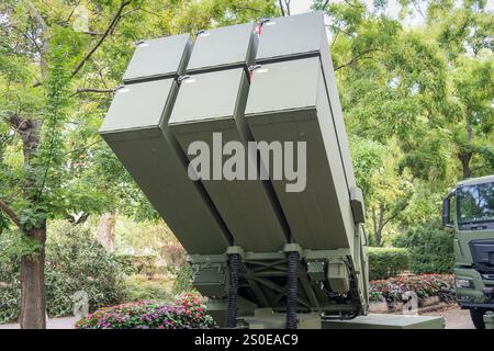 Moderni contenitori di lancio per sistemi missilistici NASAMS per la difesa aerea verniciati in verde Foto Stock