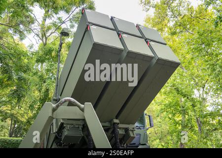 Moderni contenitori di lancio per sistemi missilistici NASAMS per la difesa aerea verniciati in verde Foto Stock