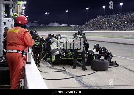 Newton Iowa, USA - 12 luglio 2014: Verizon Indycar Series Iowa Corn 300 l'equipaggio lavora rapidamente ai pit stop per rifornire e sostituire gli pneumatici. 98 Jack Hawksworth ( Foto Stock