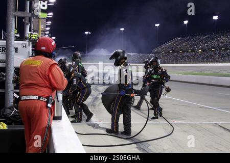 Newton Iowa, USA - 12 luglio 2014: Verizon Indycar Series Iowa Corn 300 l'equipaggio lavora rapidamente ai pit stop per rifornire e sostituire gli pneumatici. 98 Jack Hawksworth ( Foto Stock