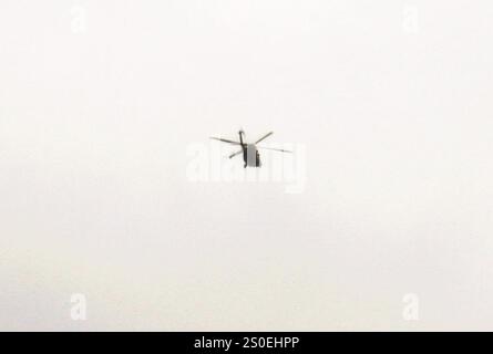 Un equipaggio con il 1st Battalion della Guardia Nazionale del Wisconsin, il 147th Aviation Regiment gestisce un elicottero UH-60 Black Hawk il 17 dicembre 2024, a Fort McCoy, Wisconsin. I membri dell'unità completano regolarmente le operazioni di addestramento a Fort McCoy e l'unità supporta anche numerosi eventi di formazione presso l'installazione ogni anno. Secondo la scheda informativa dell'esercito per il Black Hawk, la sua missione è fornire assalto aereo, supporto generale, evacuazione aeromedica, comando e controllo, e supporto per operazioni speciali per combattere, stabilità e supporto. L'UH-60 è anche il transpo tattico di utilità dell'esercito Foto Stock