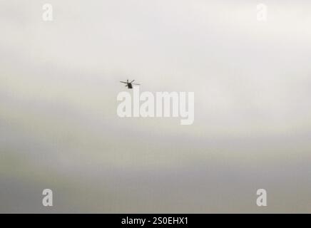 Un equipaggio con il 1st Battalion della Guardia Nazionale del Wisconsin, il 147th Aviation Regiment gestisce un elicottero UH-60 Black Hawk il 17 dicembre 2024, a Fort McCoy, Wisconsin. I membri dell'unità completano regolarmente le operazioni di addestramento a Fort McCoy e l'unità supporta anche numerosi eventi di formazione presso l'installazione ogni anno. Secondo la scheda informativa dell'esercito per il Black Hawk, la sua missione è fornire assalto aereo, supporto generale, evacuazione aeromedica, comando e controllo, e supporto per operazioni speciali per combattere, stabilità e supporto. L'UH-60 è anche il transpo tattico di utilità dell'esercito Foto Stock
