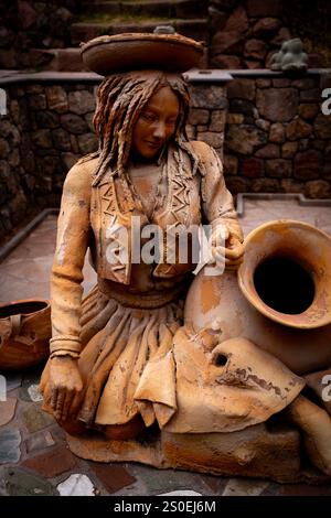 Statua di una donna indigena nella Valle Sacra vicino a Cusco, Perù Foto Stock