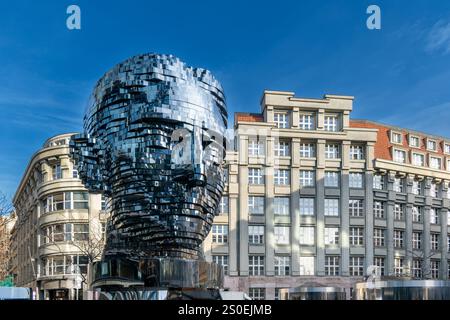 Praga, Repubblica Ceca - 20 dicembre 2024: Il commovente monumento Franz Kafka, noto anche come l'esterno della statua di Kafka dell'artista David Cerny. Nel backgro Foto Stock