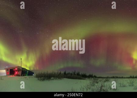 Un'aurora a cielo aperto sopra il Churchill Northern Studies Centre, Manitoba, Canada. Foto Stock