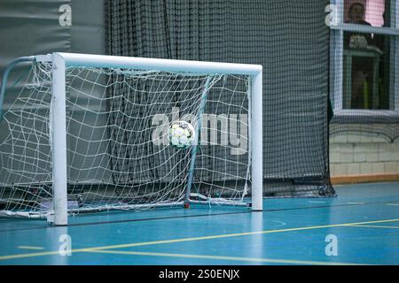 Lierde, Belgio. 27 dicembre 2024. Palla in porta nella foto durante la Supercup minivoetbal 2024 tra Doltcini Erwetegem e AZ77 Maldegem, venerdì 27 dicembre 2024 a Lierde, Belgio. Crediti: Sportpix/Alamy Live News Foto Stock