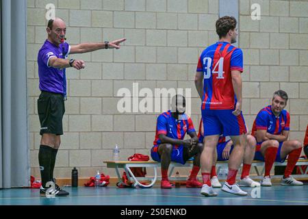 Lierde, Belgio. 27 dicembre 2024. Arbitro Rogge Patrick nella foto durante la Supercup minivoetbal 2024 tra Doltcini Erwetegem e AZ77 Maldegem, venerdì 27 dicembre 2024 a Lierde, Belgio. Crediti: Sportpix/Alamy Live News Foto Stock