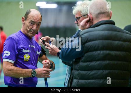 Lierde, Belgio. 27 dicembre 2024. Arbitro Rogge Patrick nella foto durante la Supercup minivoetbal 2024 tra Doltcini Erwetegem e AZ77 Maldegem, venerdì 27 dicembre 2024 a Lierde, Belgio. Crediti: Sportpix/Alamy Live News Foto Stock
