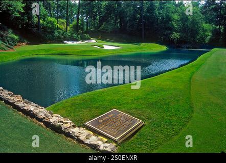 Augusta National Golf Club, sede del TORNEO MASTERS di golf, qui si trova la famosa 12esima buca par tre nel cuore di Amen Corner con il famoso PONTE HOGAN in primo piano Foto Stock