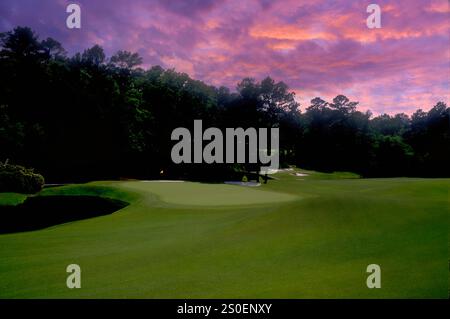 Augusta National Golf Club - Georgia, USA qui, l'ampia distesa di Amen Corner - l'avvicinamento all'undicesimo green e alla dodicesima buca sopra il torrente RaeÕs Foto Stock