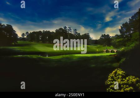 Augusta National Golf Club - Georgia, USA qui, l'ampia distesa di Amen Corner - l'avvicinamento all'11° green, alla 12° buca (R) e al 13° tee e fairway sopra RaeÕs Creek (L) Foto Stock