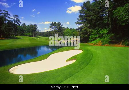 Augusta National Golf Club - Georgia, USA qui, l'ampia distesa di Amen Corner - l'avvicinamento all'undicesimo green (r), alla dodicesima buca e al green giocati su RaeÕs Cree Foto Stock