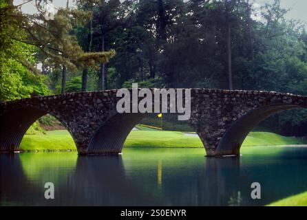 Augusta National Golf Club - Georgia, USA qui, l'iconica buca all'Amen Corner - il dodicesimo par 3 - giocata sul torrente RaeÕs visto attraverso l'arco del ponte HoganÕs. Foto Stock