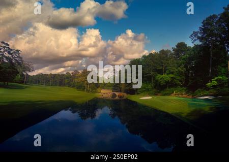Augusta National Golf Club - Georgia, USA qui, le ampie distese di Amen Corner e RaeÕs Creek - proteggono la dodicesima buca Foto Stock