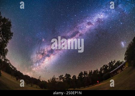 La via Lattea si innalza sopra un motel nel New South Wales, Australia. Foto Stock