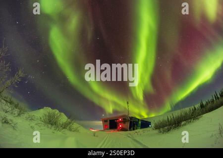 Un'aurora che riempie il cielo sopra il Churchill Northern Studies Centre, Canada. Foto Stock