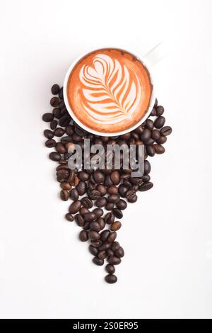 Caffè e chicchi di caffè macinati isolati su sfondo bianco. Vista dall'alto Foto Stock