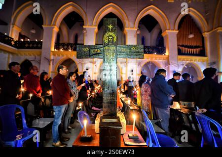 Kolkata, Bengala Occidentale, India. 24 dicembre 2024. I devoti cristiani partecipano a una messa di mezzanotte nella chiesa della cattedrale di St. James. Preghiera di mezzanotte con candele in occasione del Natale alla chiesa di San Giacomo. Il Natale è un festival annuale che celebra la nascita di Gesù Cristo, celebrato in tutto il mondo. (Immagine di credito: © Avishek Das/SOPA Images via ZUMA Press Wire) SOLO PER USO EDITORIALE! Non per USO commerciale! Foto Stock